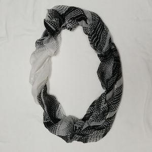 Infinity scarf black and white